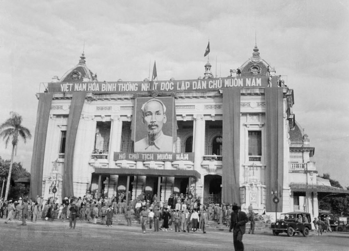 Valuable photos of Hanoi Liberation Day in 1954