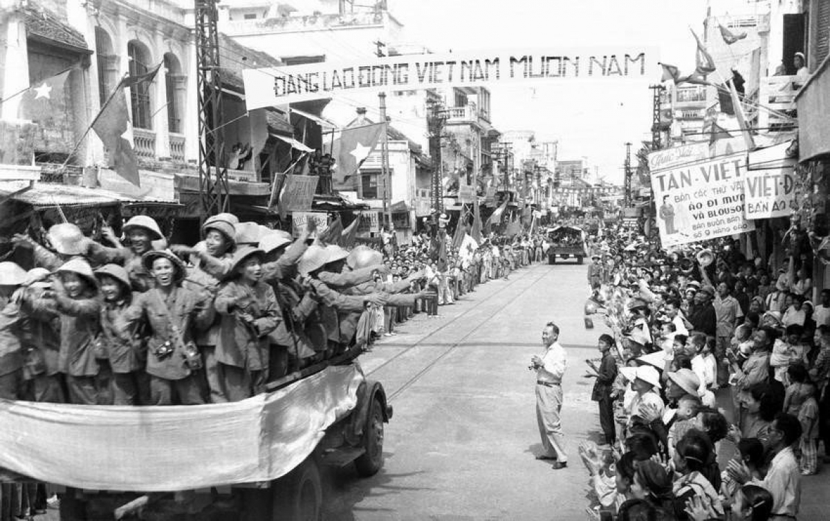 Valuable photos of Hanoi Liberation Day in 1954