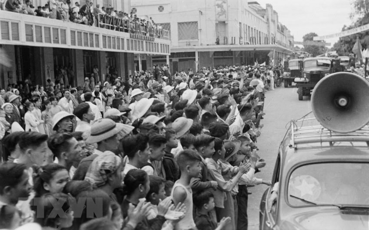 Valuable photos of Hanoi Liberation Day in 1954