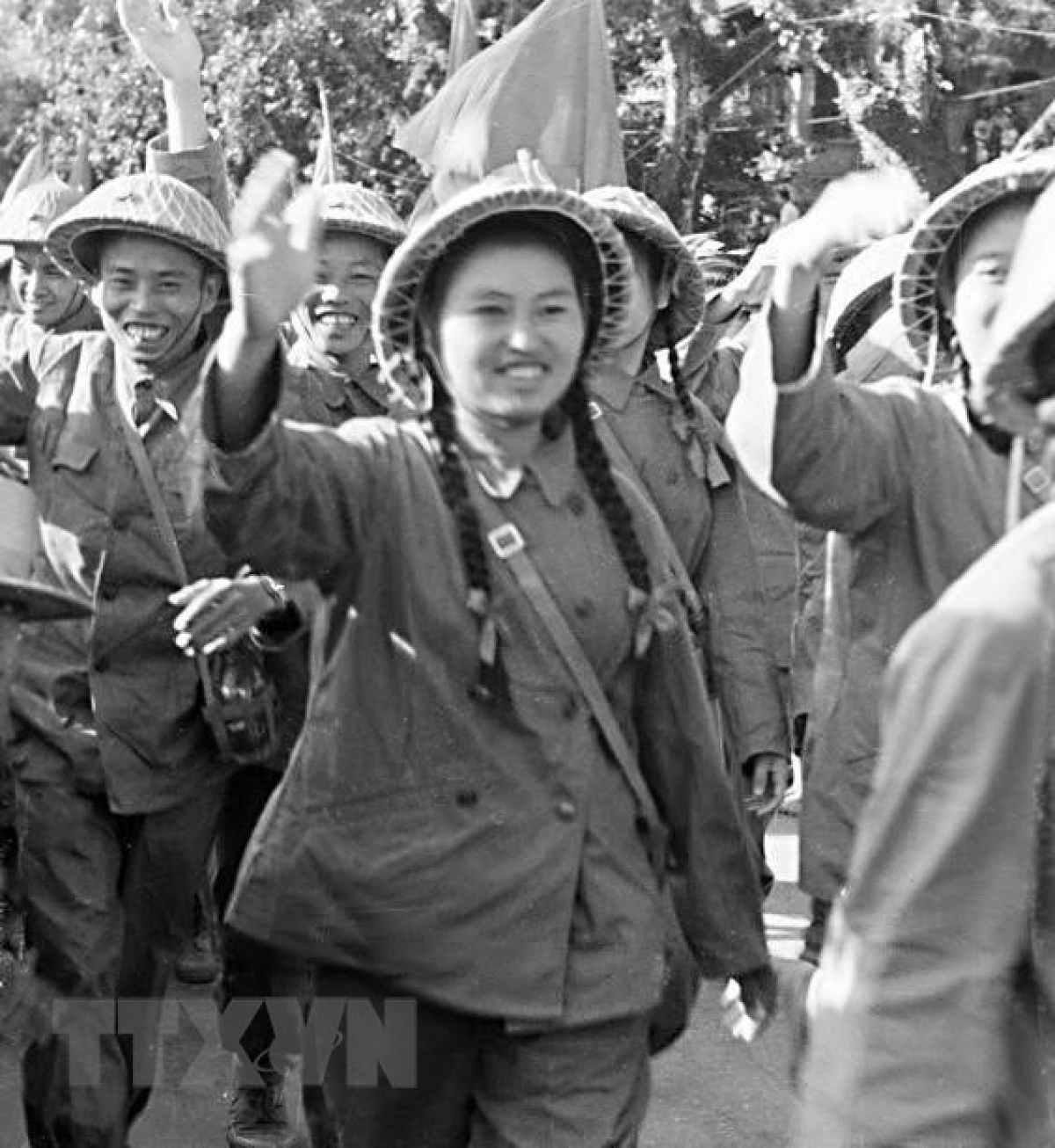 Valuable photos of Hanoi Liberation Day in 1954