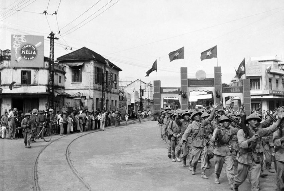 Valuable photos of Hanoi Liberation Day in 1954