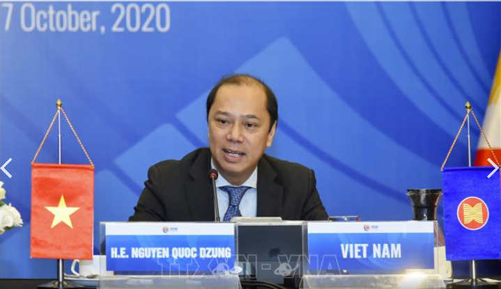 Deputy Foreign Minister Nguyen Quoc Dung, head of ASEAN SOM of Vietnam, charis the meeting from Hanoi (Photo: VNA) 