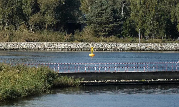 Hundreds of residents were evacuated on Monday as Polish military divers began a delicate operation to defuse a massive World War II bomb in a channel near the Baltic Sea.(Photo: AFP) 