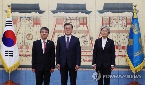 Vietnamese Ambassador to the ROK Nguyen Vu Tung (L) poses with ROK President Moon Jae-in. (Photo: Yonhap News)