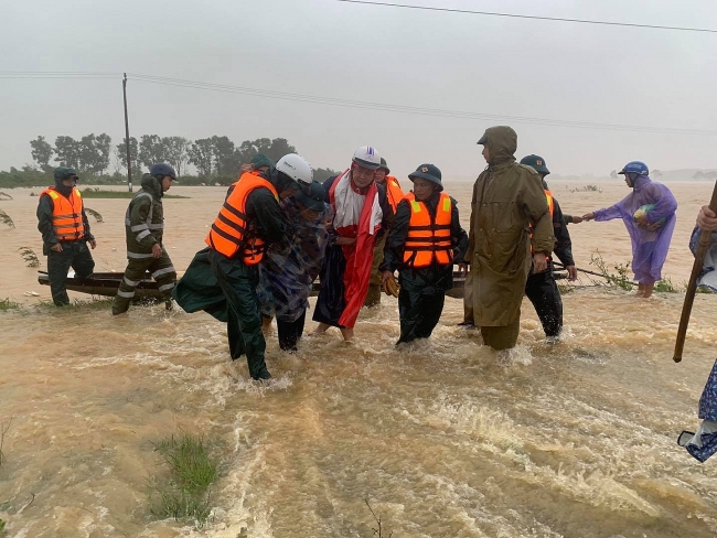 Flooding in central Vietnam: 122 people dead and missing