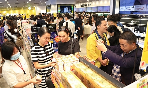 First groups of customers to visit matsumoto kiyoshi in hcmc (photo: vne) 