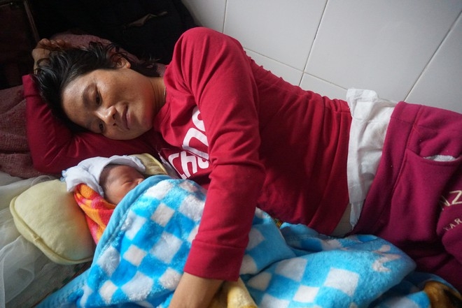 Nguyen Thi Luong and her newborn (Photo: Thanh Nien) 