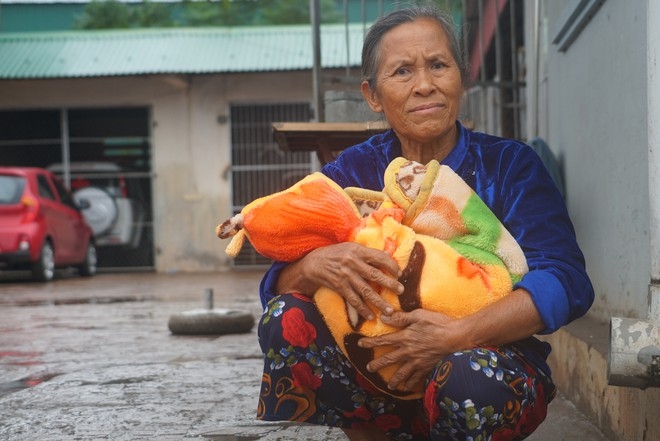 Nguyen Thi Yen and her newly-born grandchild (Photo: Thanh Nien) 