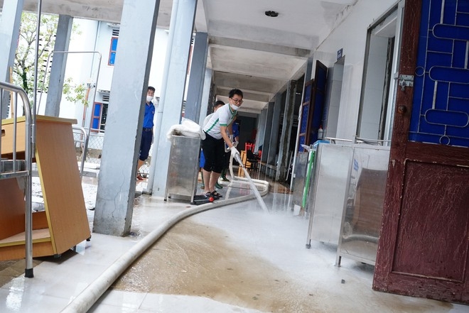 Flood in Central Vietnam: 18 expectant mothers give birth in inundated hospital