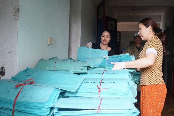 Flood in Central Vietnam: 18 expectant mothers give birth in inundated hospital