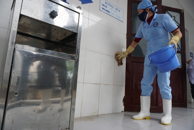 Flood in Central Vietnam: 18 expectant mothers give birth in inundated hospital
