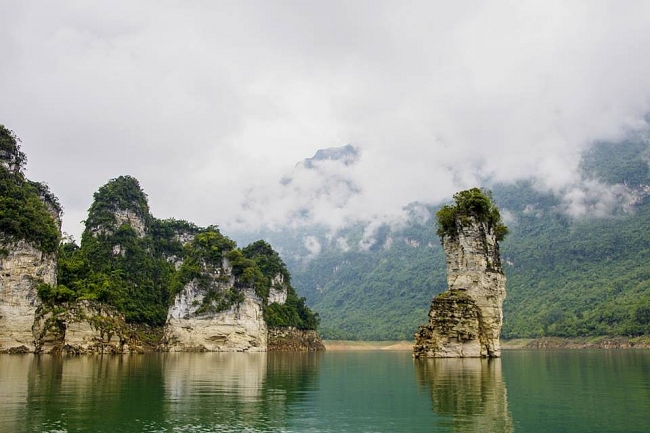 Na Hang lake, spectacular inland Ha Long Bay for a peace of mind