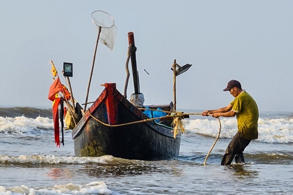 Off-the-beaten-track fishing village in Sam Son Beach