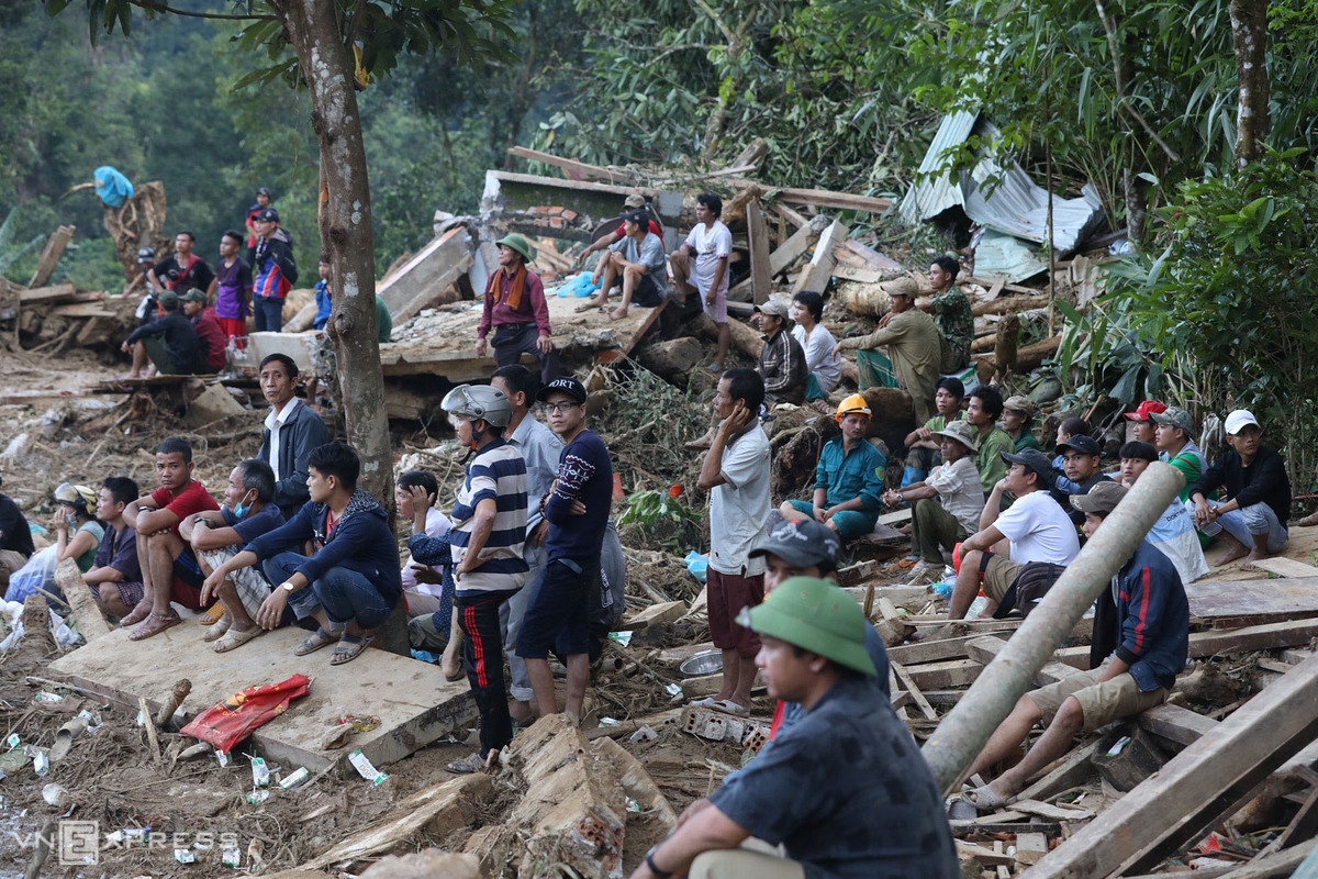 People searching for landslide-buried locals (Photo: VNE) 