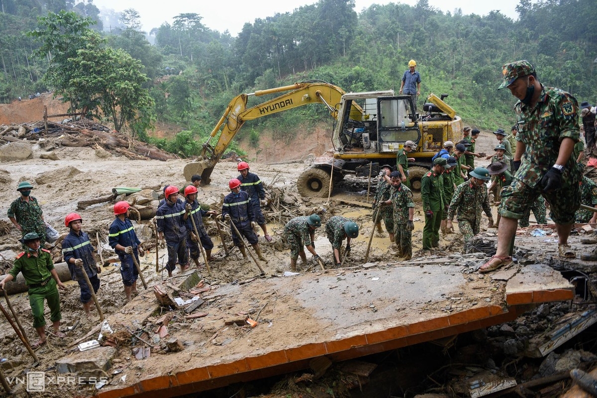 Helicopers send daily necessities for 3,000 residents in cut-off areas