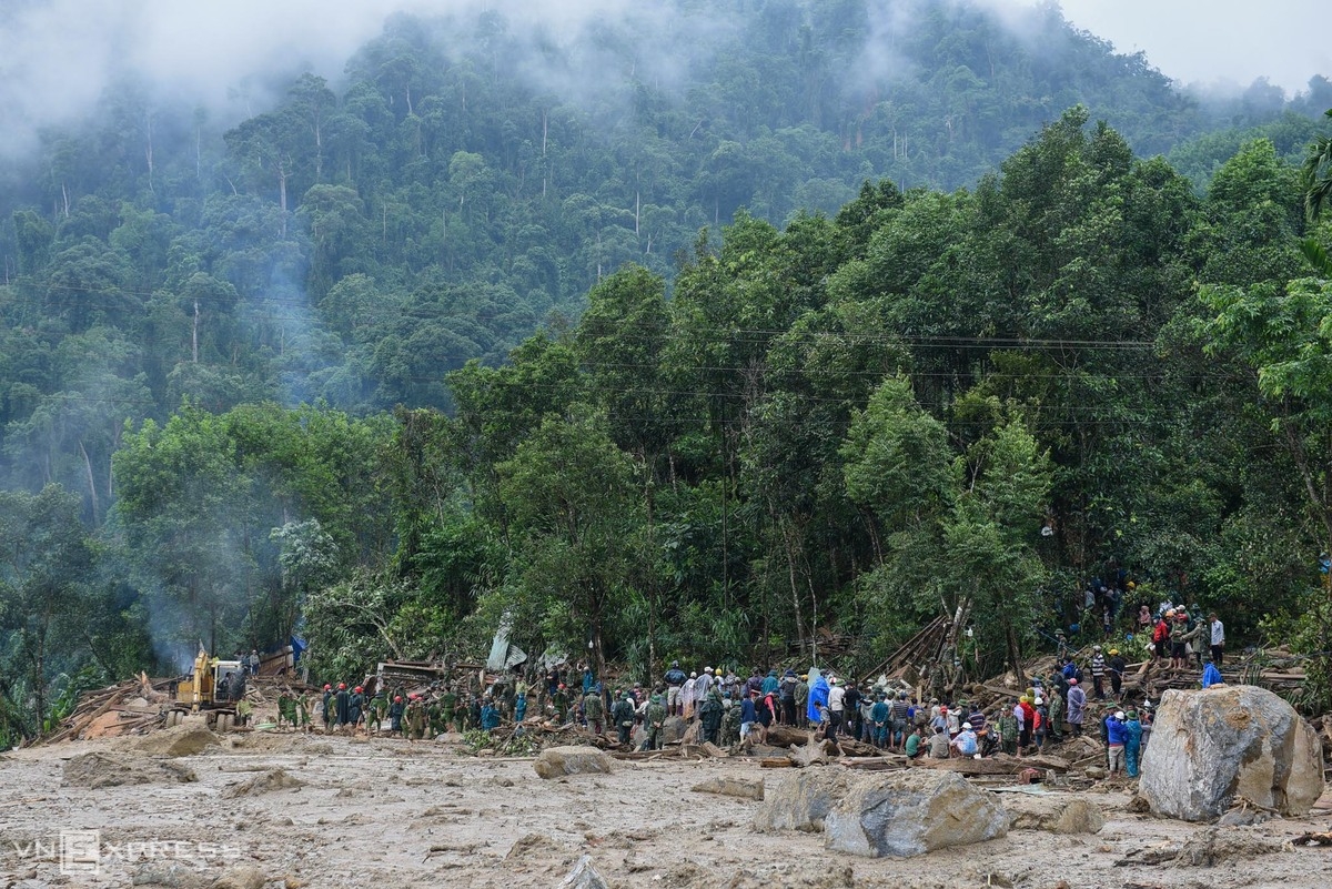 Long line of military personnel and locals join the search for buried victims (Photo: VNE) 