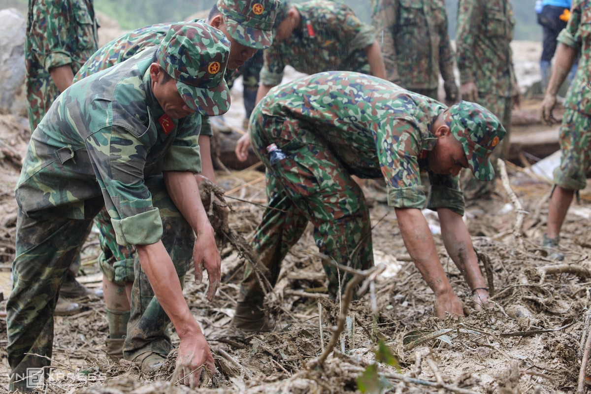 Helicopers send daily necessities for 3,000 residents in cut-off areas