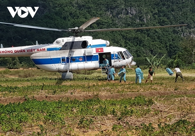 Helicopers send daily necessities for 3,000 residents in cut-off areas