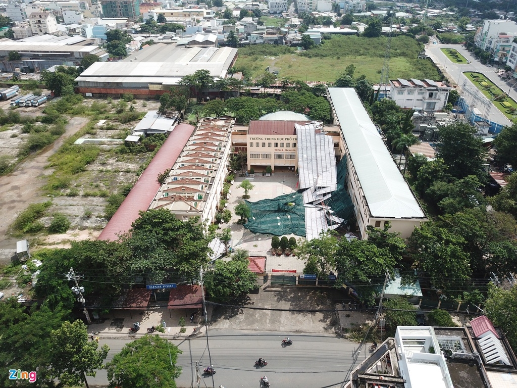 Flood in Central Vietnam: HCMC's school roof blown off due to eavy storm