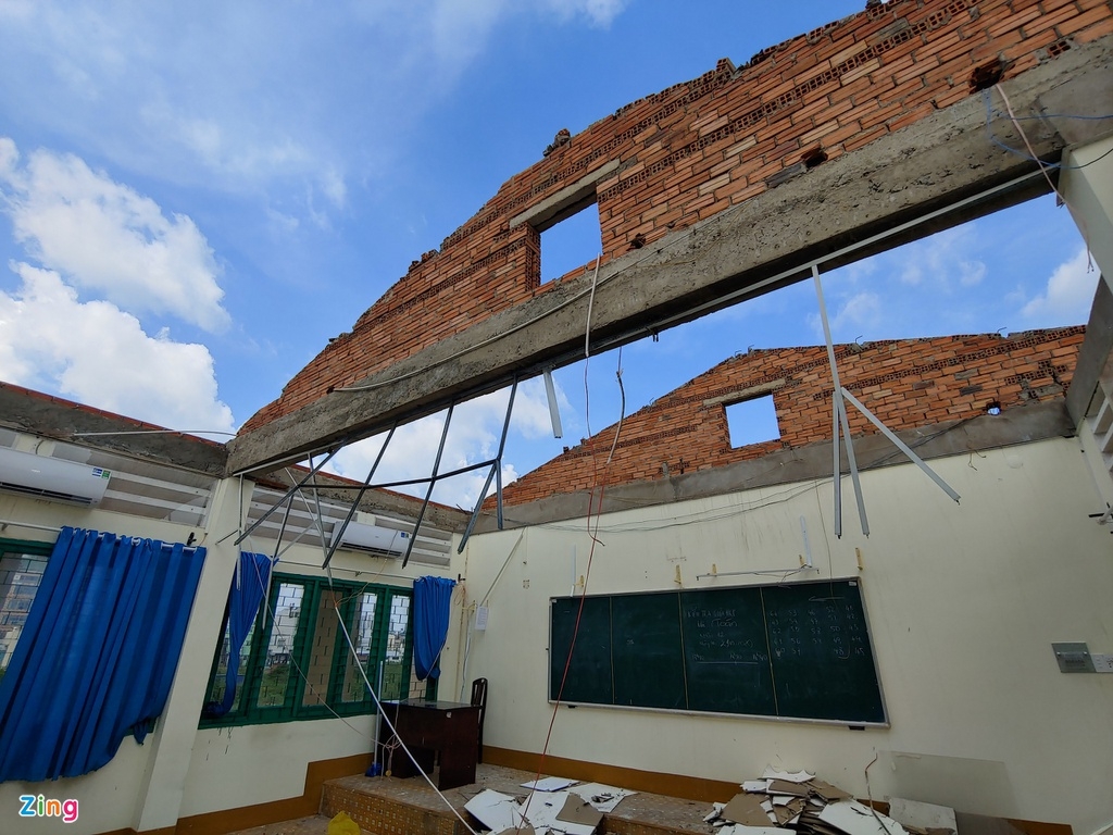 Flood in Central Vietnam: HCMC's school roof blown off due to eavy storm