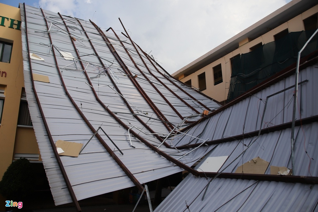 Flood in Central Vietnam: HCMC's school roof blown off due to eavy storm