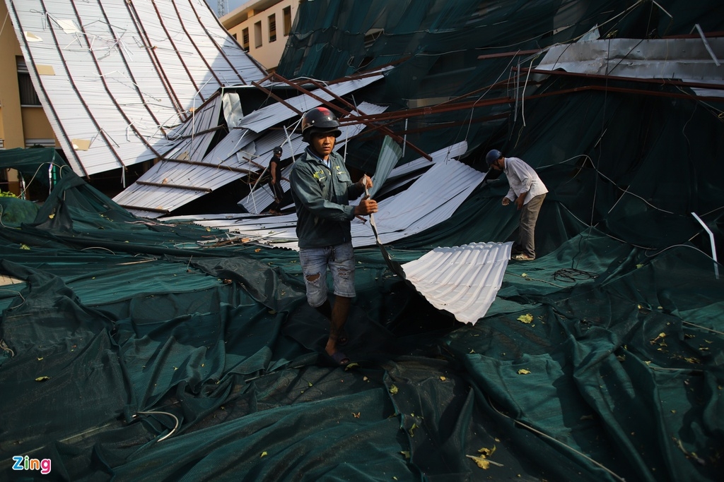 Flood in Central Vietnam: HCMC's school roof blown off due to eavy storm