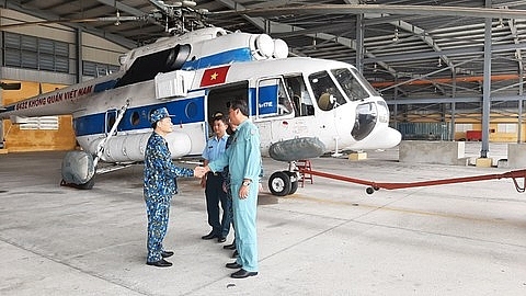Video: Helicopter provides daily neccesities to isolated citizens in Vietnam's flood-stricken areas