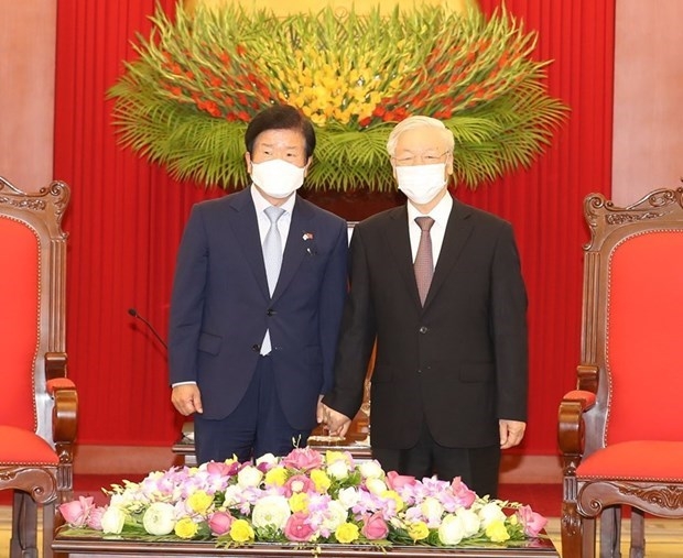 Party general secretary and state president nguyen phu trong (r) receives speaker of the rok national assembly park byeong-seug (photo: vna)