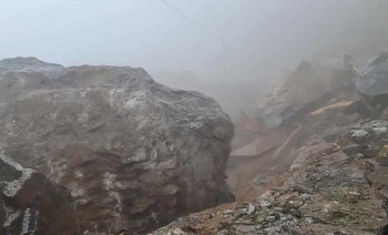video giant rock falls blocking transportatoin in central highlands