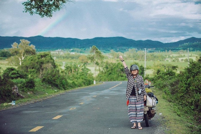 A traveler on her way to Van Hoa plateau (Photo: Lu Hanh Vietnam) 