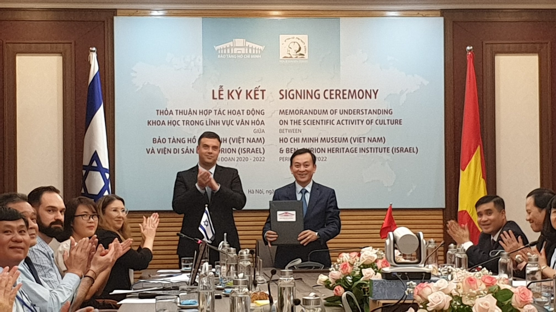 The signing ceremonies in Hanoi (Photo: Bao Van Hoa) 