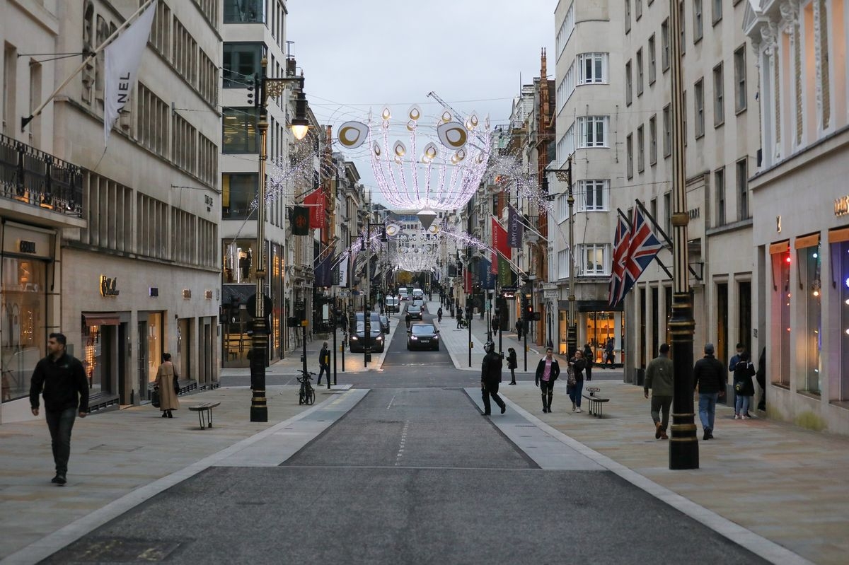 Black Friday: Crowded stores in Vietnam in contrast to deserted shopping streets around the world