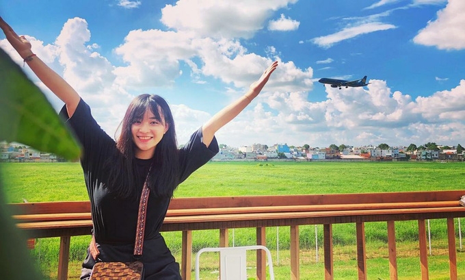 Two cafes in HCMC with spectacular plane-landing view