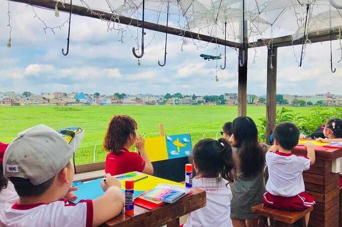 Two cafes in HCMC with spectacular plane-landing view
