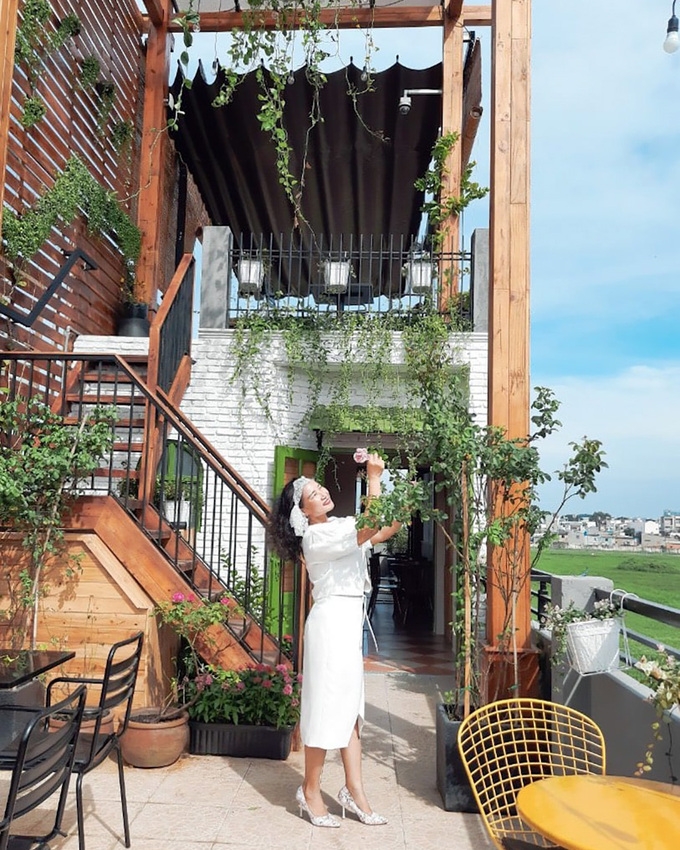 Two cafes in HCMC with spectacular plane-landing view