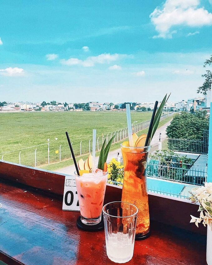 Two cafes in HCMC with spectacular plane-landing view