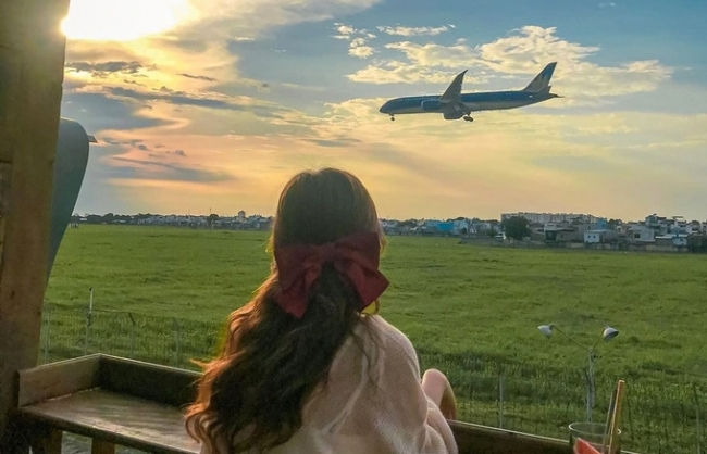 Two cafes in HCMC with spectacular plane-landing view