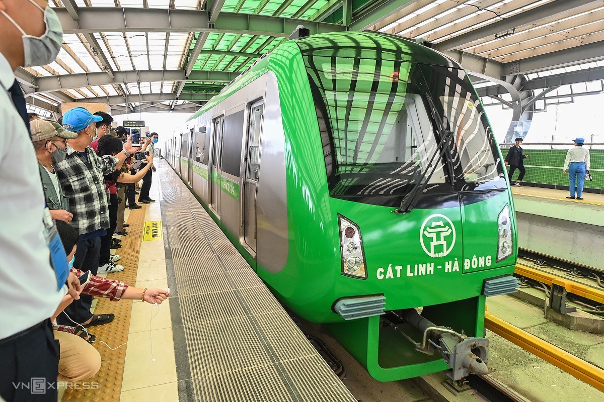 Hanoians Pin High Hope, Enjoy First Experience of New Metro Line