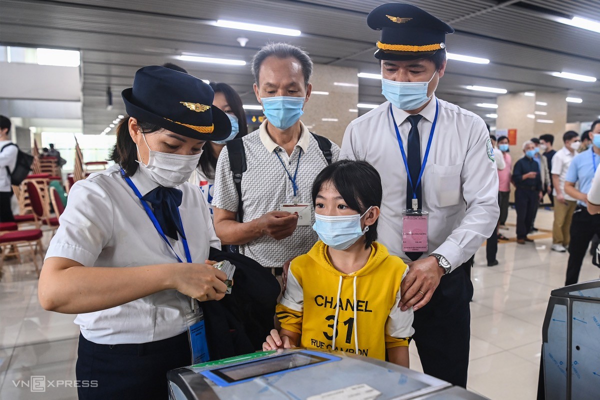 Hanoians Pin High Hope, Enjoy First Experience of New Metro Line