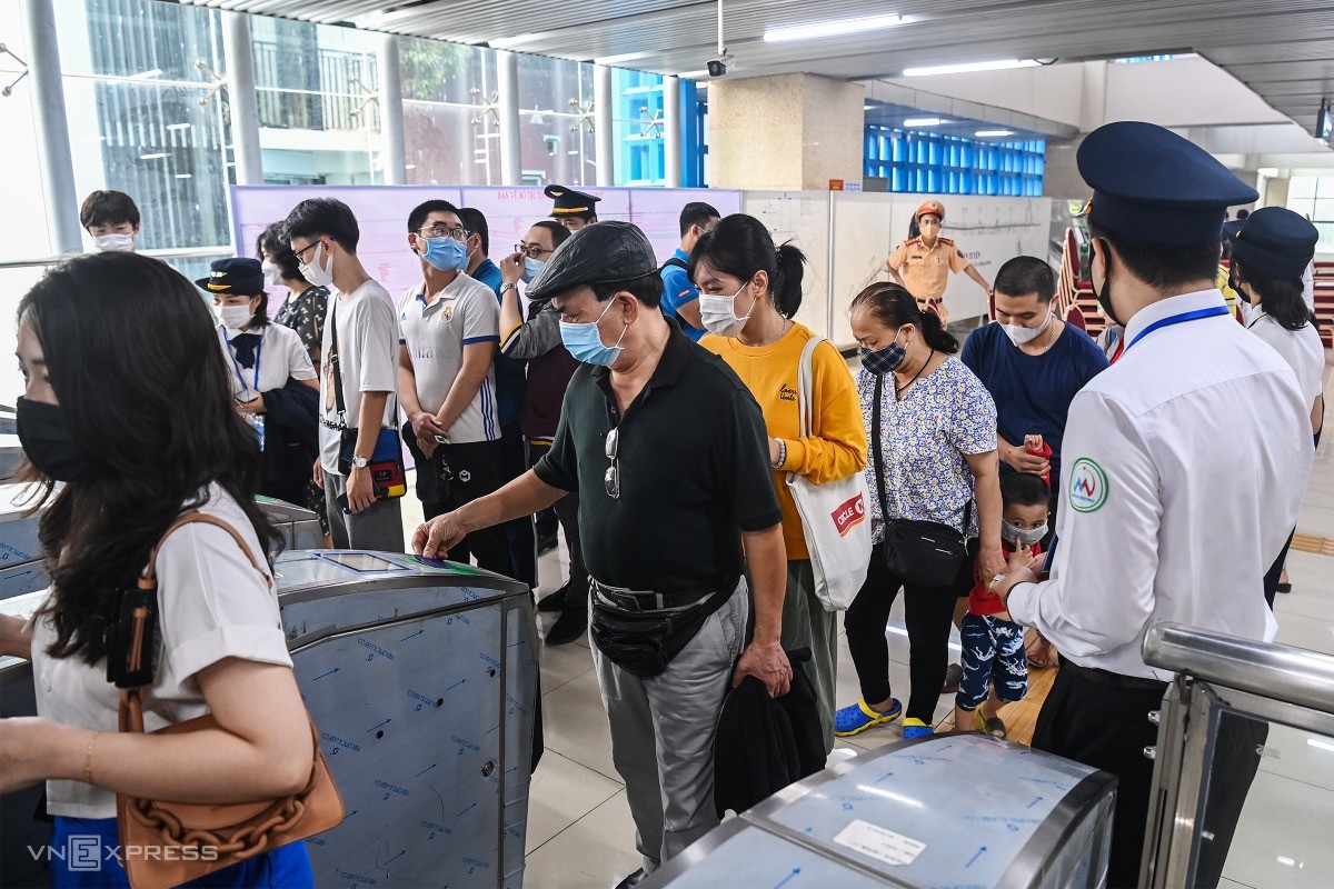 Hanoians Pin High Hope, Enjoy First Experience of New Metro Line