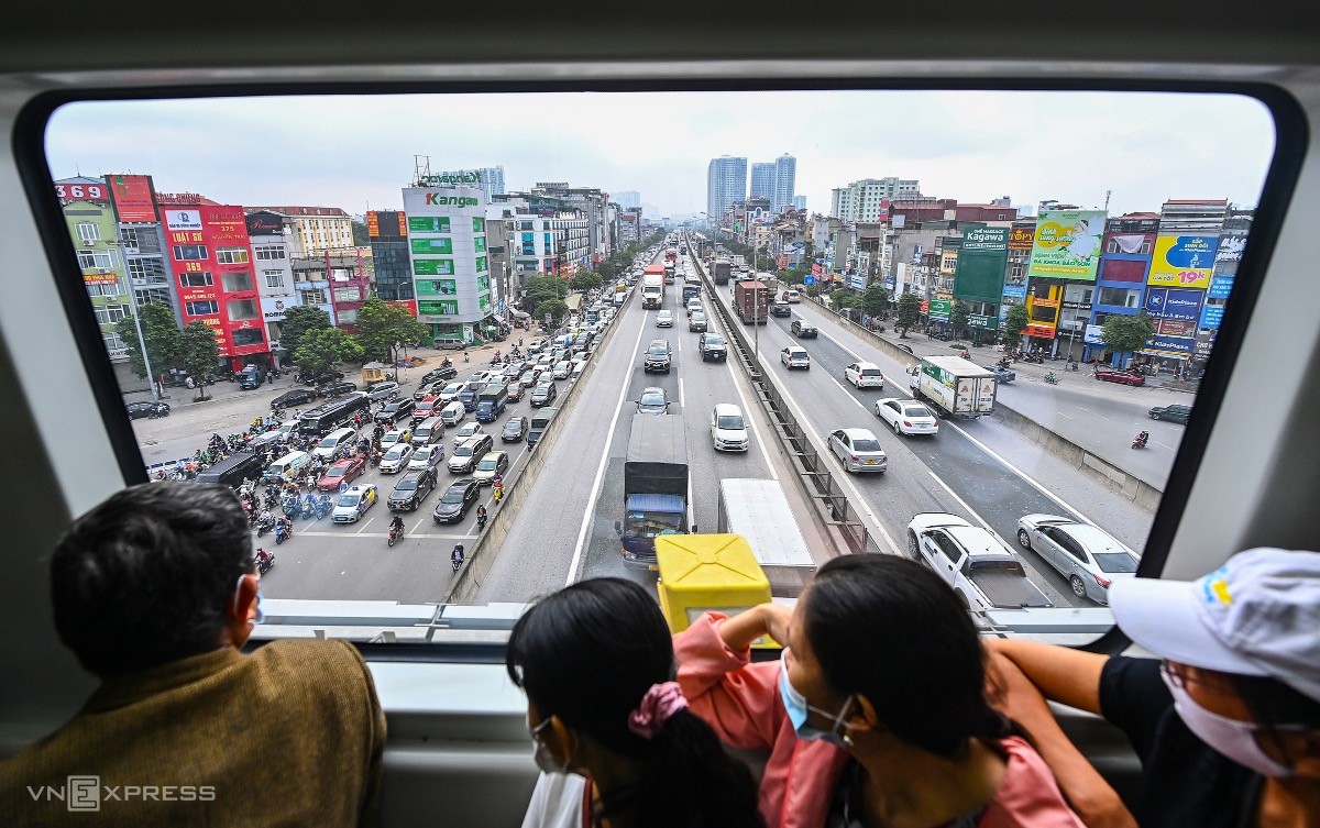 Hanoians Pin High Hope, Enjoy First Experience of New Metro Line
