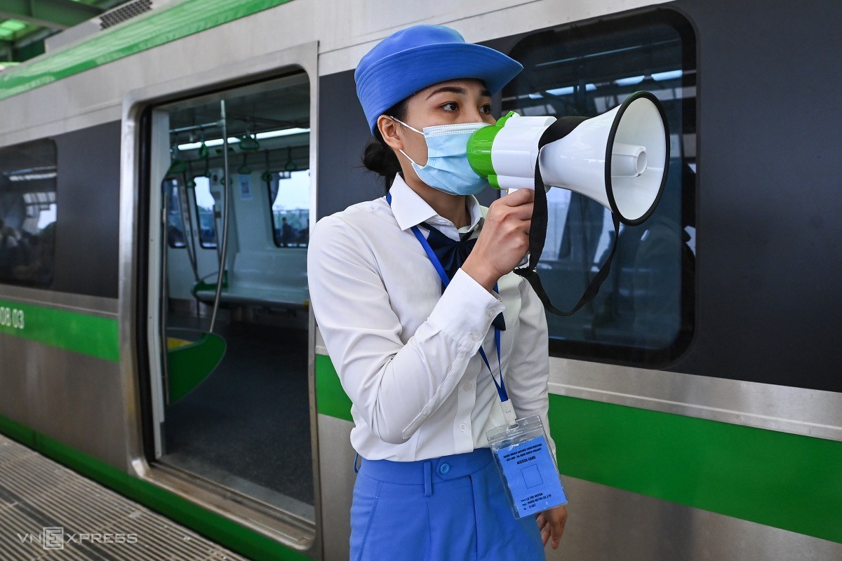 Hanoians Pin High Hope, Enjoy First Experience of New Metro Line