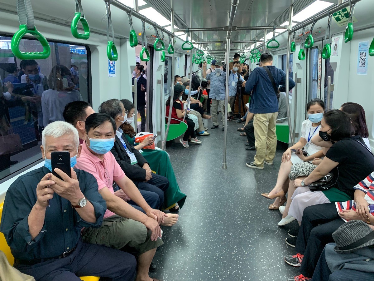 Hanoians Pin High Hope, Enjoy First Experience of New Metro Line