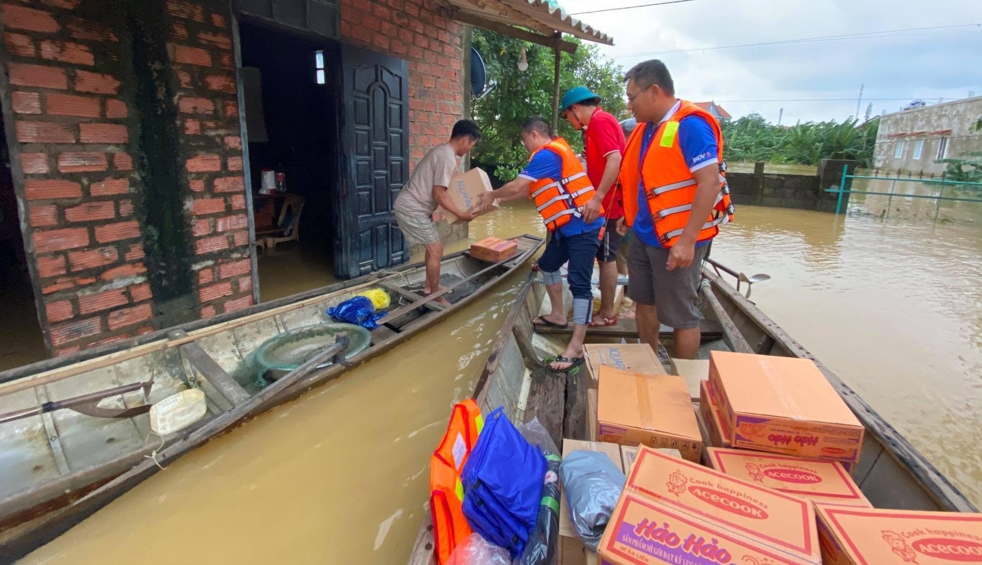 Aiding team sending food to residents in flooded areas (Photo: BIDV) 