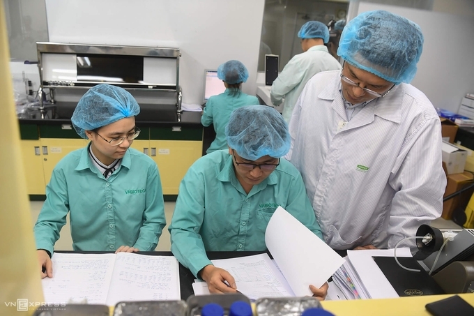 COVID-19 vaccine developers at Vabiotech company (Photo: VNE)