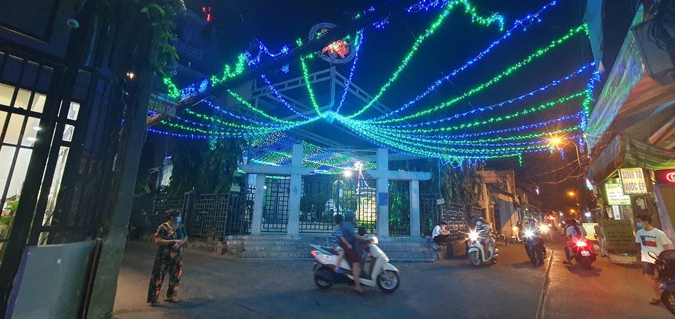 From alleys to streets, christmassy feeling fills the air