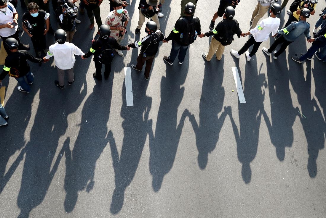 World breaking news today (December 19): Congress passes 2-day extension to mull COVID-19 relief Security personnel form a human chain during a Thai anti-government mass protest, on the 47th anniversary of the 1973 student uprising, in Bangkok, Thailand October 14, 2020 (Photo: Reuters)