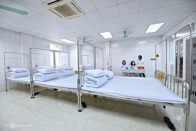 Volunteers who have got the jabs will be further monitored in this room at hanoi military medical university (photo: vne) 