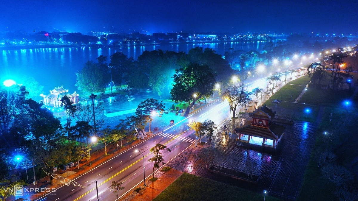 Hue in glimmer and grace as night falls