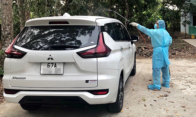 A medical staff in Soc Trang Province disinfects a car carrying six illegal entrants into Vietnam, December 27 2020 (Photo: VNE)  